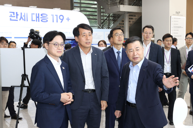 김정관 산업통상자원부 장관이 9월 22일 KOTRA에 마련된 ‘관세대응 119’와 ‘현장체감형 지원 10대 프로그램’ 홍보부스에 방문해 정부의 종합지원 대책을 점검하고 있다. 사진=KOTRA