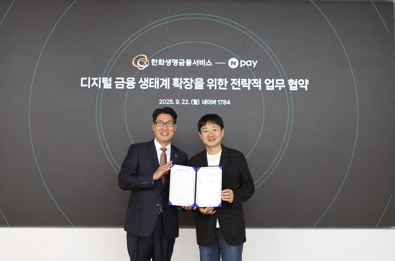 왼쪽부터 한화생명금융서비스 최승영 대표이사, 네이버페이 박상진 대표이사가 22일 ‘한화생명금융서비스-네이버페이 업무 협약식’ 현장에서 기념 촬영을 하고 있다. 사진=한화생명