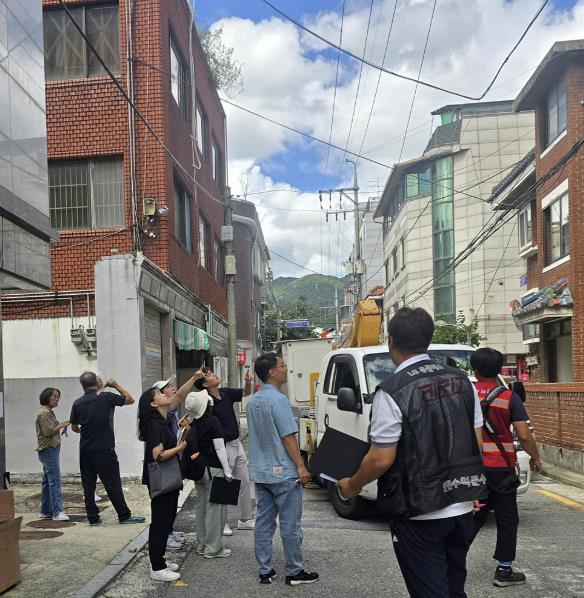도봉구 지역 내 한곳에서 공중선 정비가 이뤄지고 있는 모습