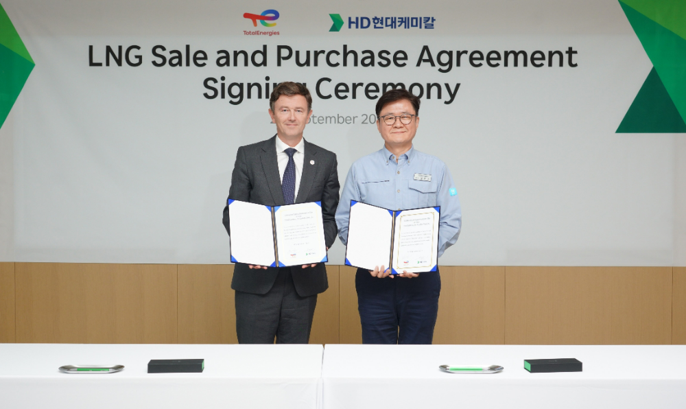 (오른쪽부터) HD현대케미칼 정임주 대표, 토탈에너지스 로난 베스컨드(Ronan Bescond) 부사장.(사진=HD현대케미칼)