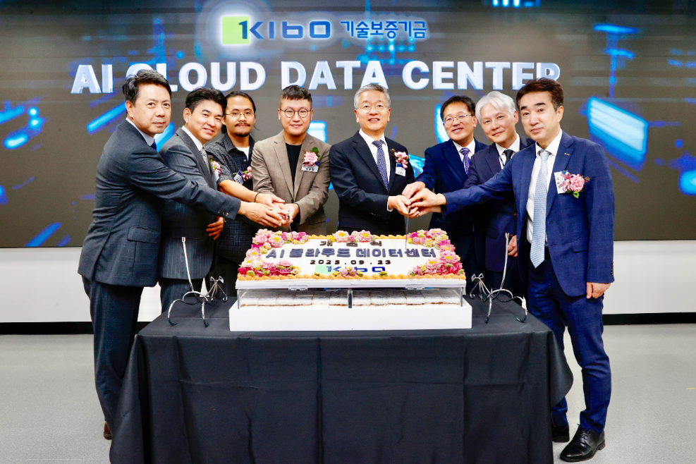 김종호 기보 이사장(오른쪽에서 네번째)과 유왕희 기보 노조위원장(왼쪽에서 네번째) 등 행사 참석자들이 기보 'AI 클라우드 데이터센터 개소식'에서 컷팅식을 하고 있다. 사진=기술보증기금