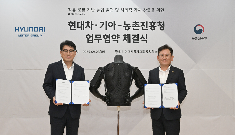(왼쪽부터) 현대차·기아 R&D본부장 양희원 사장, 농촌진흥청 이승돈 청장.(사진=현대자동차)