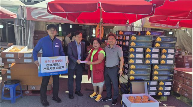 좌측부터 전력거래소 류형우 우리노조위원장, 김홍근 이사장직무대행, 이진우 전력거래소노조위원장. (사진=전력거래소)