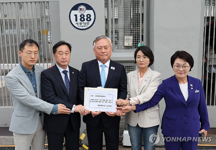 권향엽 (오른쪽) 국회의원 (사진=연합뉴스)