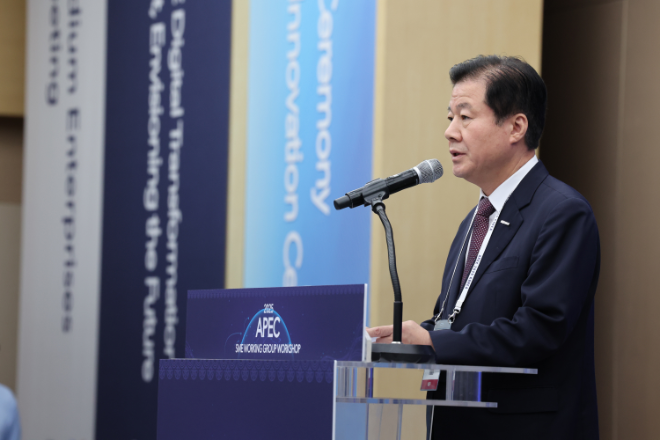 지난 1일 2025 아시아태평양경제협력체(APEC) 중소기업 혁신포럼에서 강석진 중소벤처기업진흥공단 이사장이 개회사를 하고 있다. 사진=연합뉴스