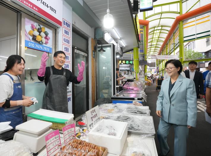 지난해 이순희 강북구청장이 추석 연휴을 맞아 전통시장 상인들과 소통하고 있는 모습