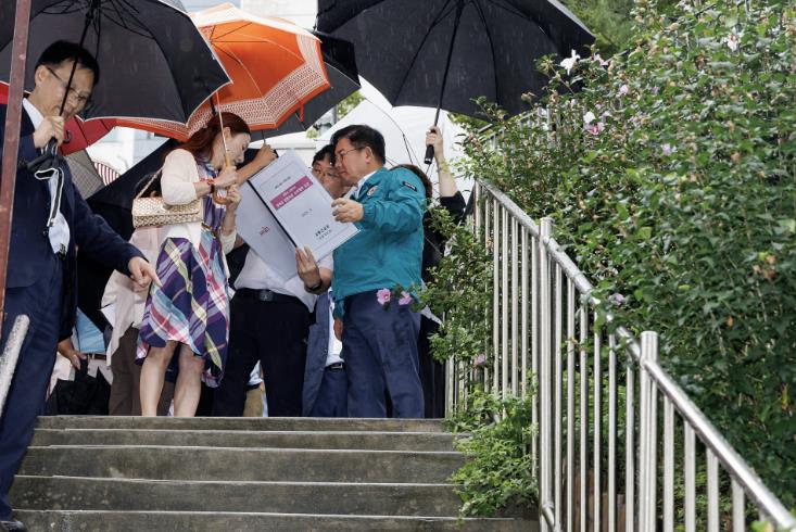 환일중고로 향하는 계단 통학로의 환경을 점검하고 있는 박강수 마포구청장
