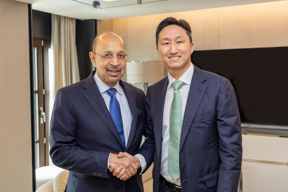 HD현대 정기선 수석부회장(사진 오른쪽)이 25일(목) 사우디 칼리드 알팔리(H.E. Khalid AlFalih) 투자부장관을 만나 사업 협력을 논의했다.(사진=HD현대)