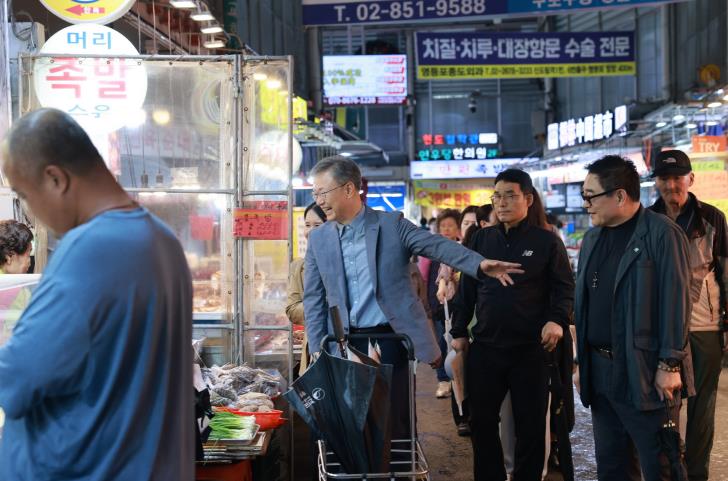 장인홍 구로구청장이 지난 24일 열린 ‘추석 맞이 장터달구미’ 행사에서 관내 전통시장을 방문해 시장 상인과 이야기를 하고 있다.