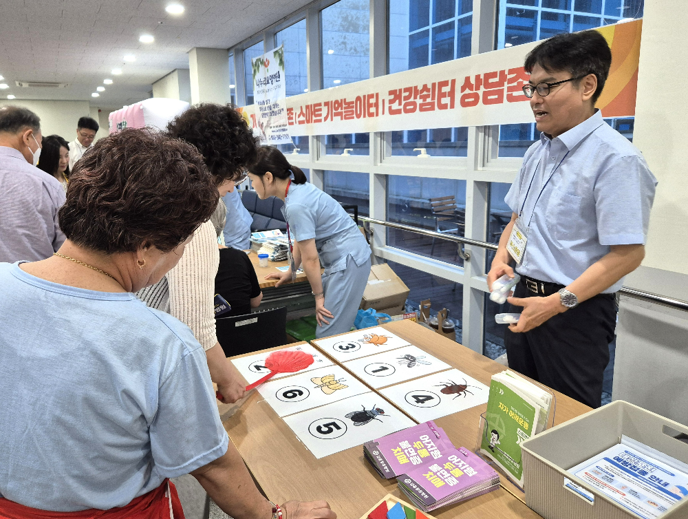 참가자가 해충잡기 게임을 하고 있다.(사진=KBI그룹)