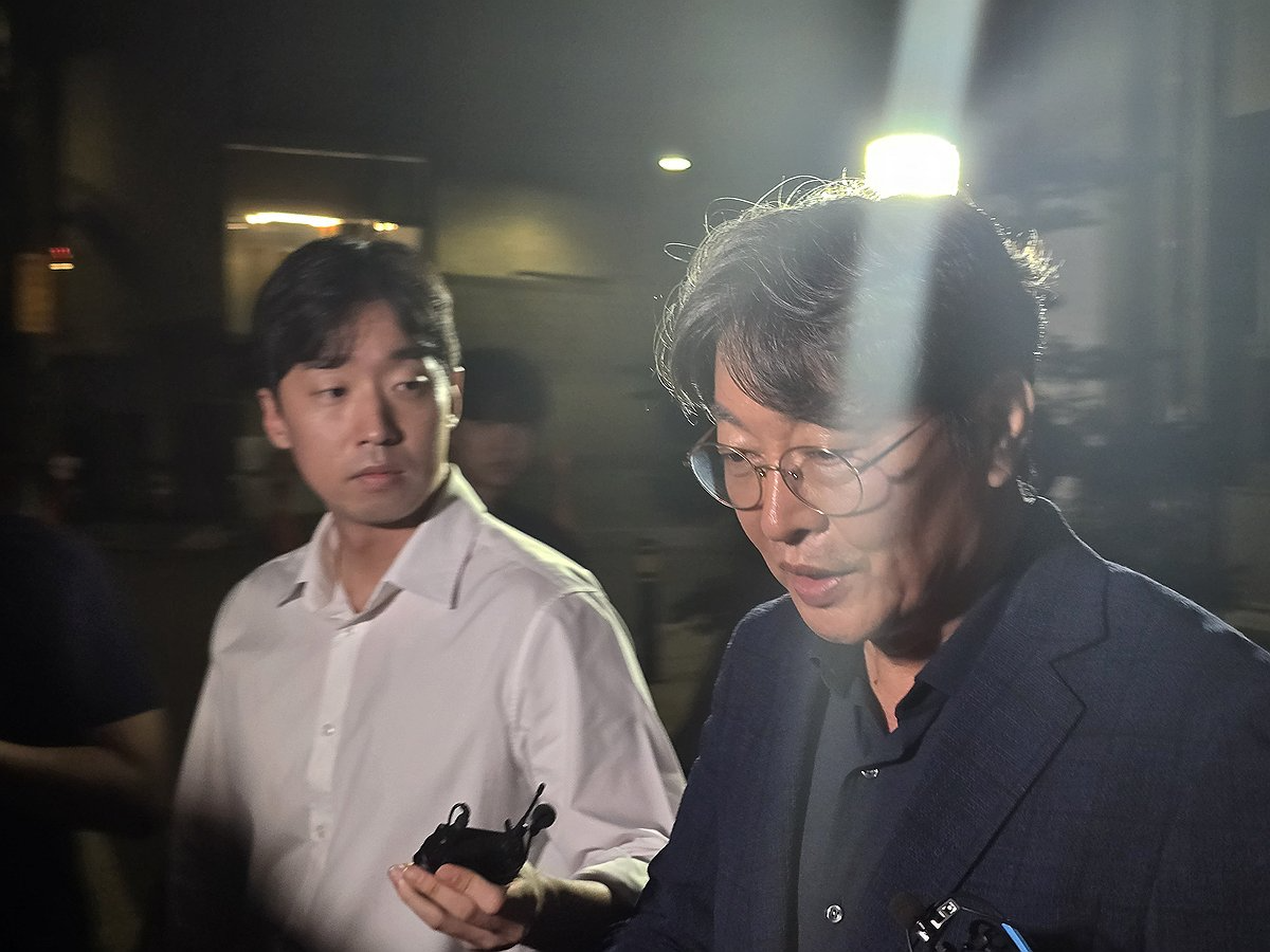 경찰 조사 마친 이춘석 의원(사진=연합뉴스)