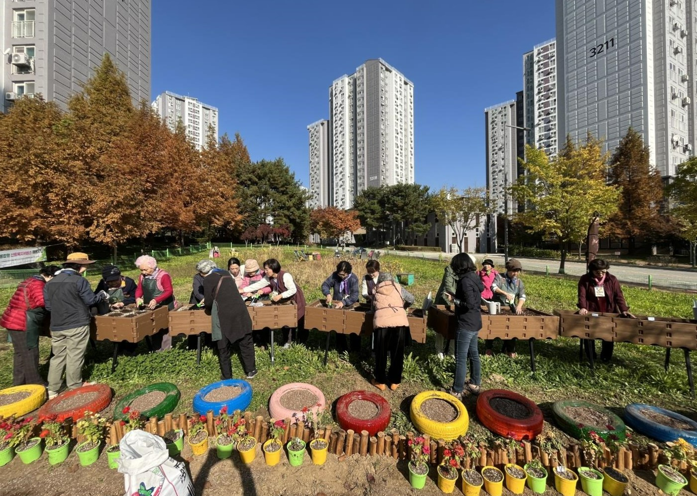 지난해 LH 임대단지 어르신들이 산림치유 프로그램에 참여했던 모습.(사진=LH)
