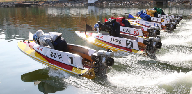 미사경정장에서 16기 홍진수와 나종호 선수가 계류장을 출발하고 있다. (사진=국민체육진흥공단)