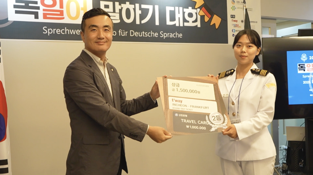 지난 27일 김한길 티웨이항공 부산 지점장이 ‘2025 부산•울산•경남 지역 독일어 말하기 대회’ 수상자에게 인천-프랑크푸르트 왕복 항공권을 시상하고 있다.(사진=티웨이항공)
