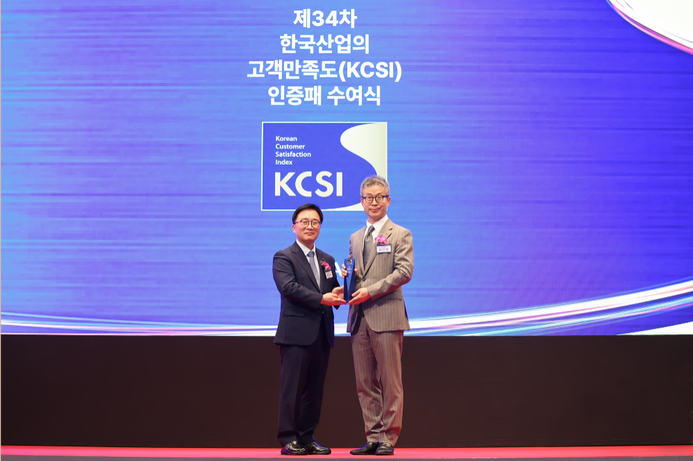 30일 서울 중구 소재 호텔신라에서 열린 2025년 한국산업의 고객만족도 인증패 수여식에서 최진환 롯데렌탈 대표이사(오른쪽)와 한수희 KMAC 대표이사가 기념사진을 촬영하고 있다.(사진=롯데렌탈)