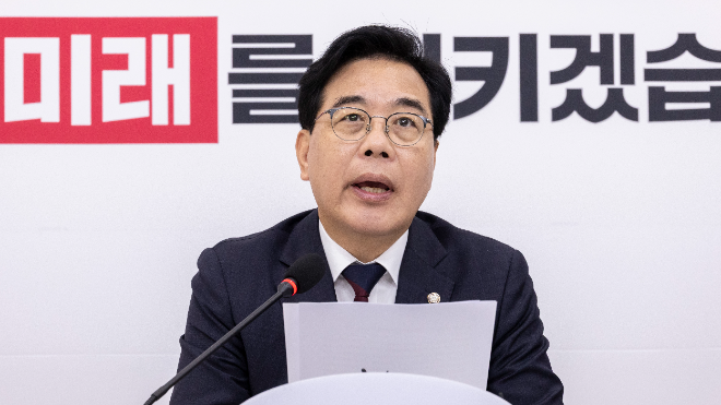 추석 연휴 앞두고 열린 기자간담회에서 발언하는 송언석 원내대표. (사진=연합뉴스)