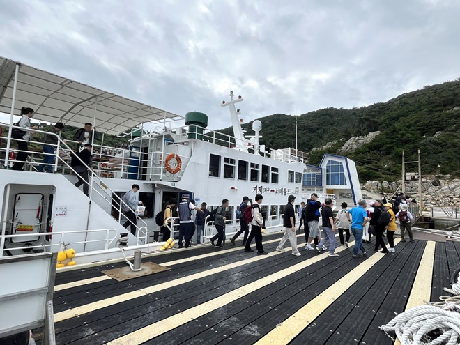 추석 연휴를 맞아 다중이용선박을 이용하는 귀성객.(제공=남해해경청)