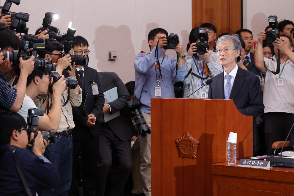 국정감사 출석해 인사말하는 조희대 대법원장(사진=연합뉴스)