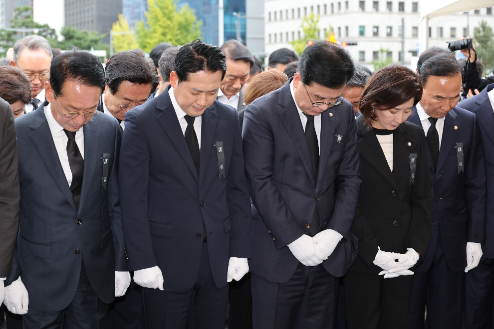 추모 묵념하는 국민의힘 의원들(사진=연합뉴스)