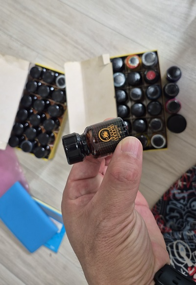 부산세관 수사관이 적발한 러쉬 현품을 확인하고 있다.(제공=부산본부세관)