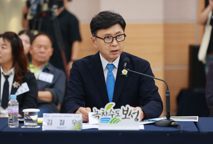 보성군, ‘2025년 전라남도 정책비전투어’ 성황리 개최_김철우 보성군수가 환영사를 말씀하고 있다.