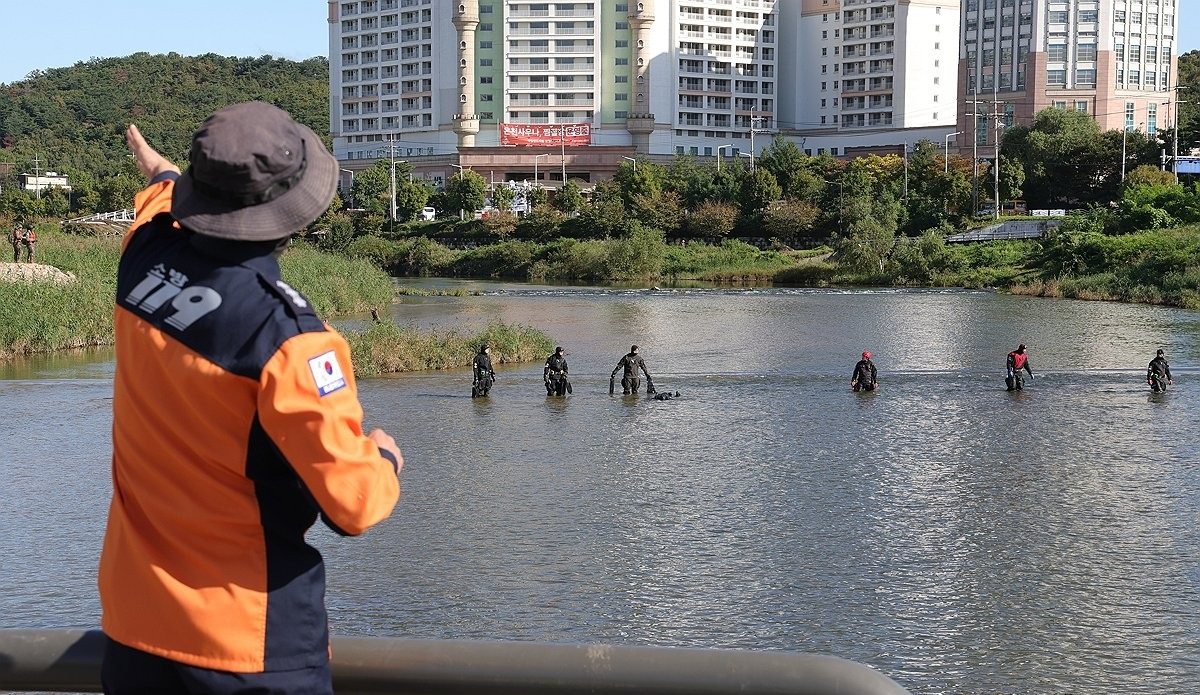 중랑천 수색하는 소방당국(사진=연합뉴스)