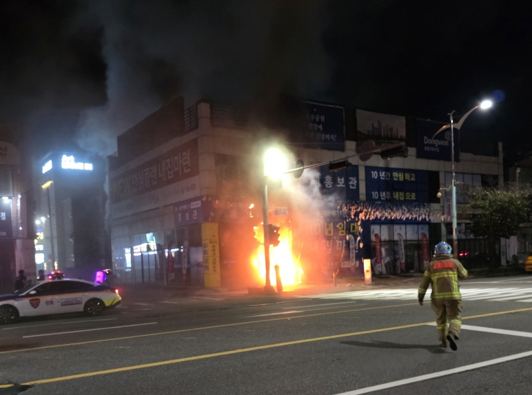 불이 난 군산의 한 아파트 홍보관(사진=연합뉴스)