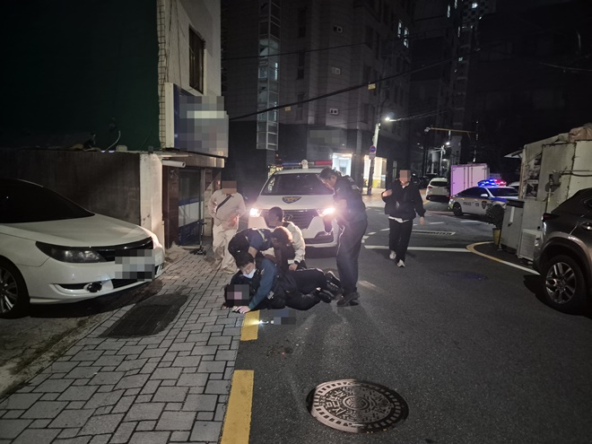 문현지구대 경찰들이 거칠게 저항하는 절도 피의자를 제압하고 있다.(제공=부산경찰청)