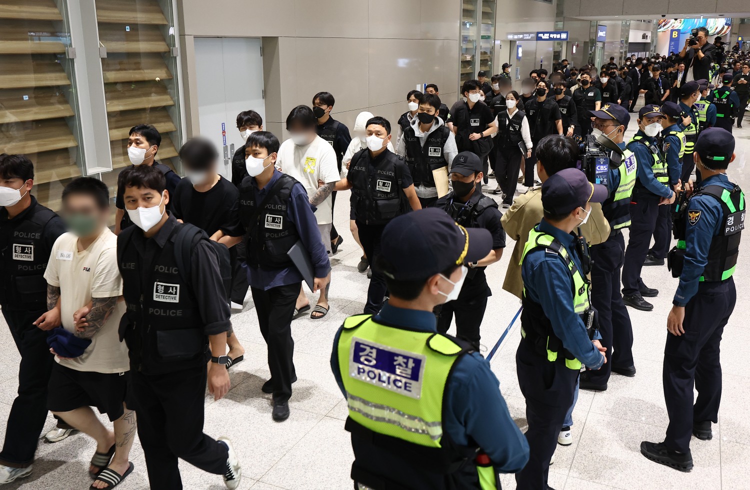 캄보디아 온라인 사기에 가담해 구금된 한국인들이 18일 오전 인천국제공항 제2터미널을 통해 송환되고 있다. 사진=연합뉴스