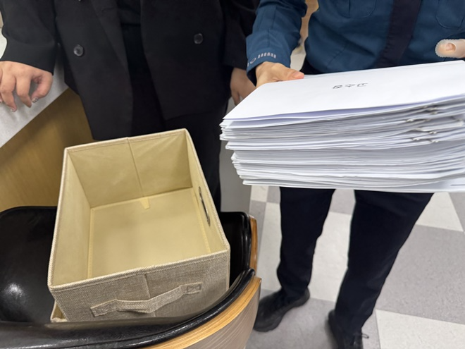 경찰이 고소장을 받아 들고 있다.(제공=서융 전세사기 피해자모임)