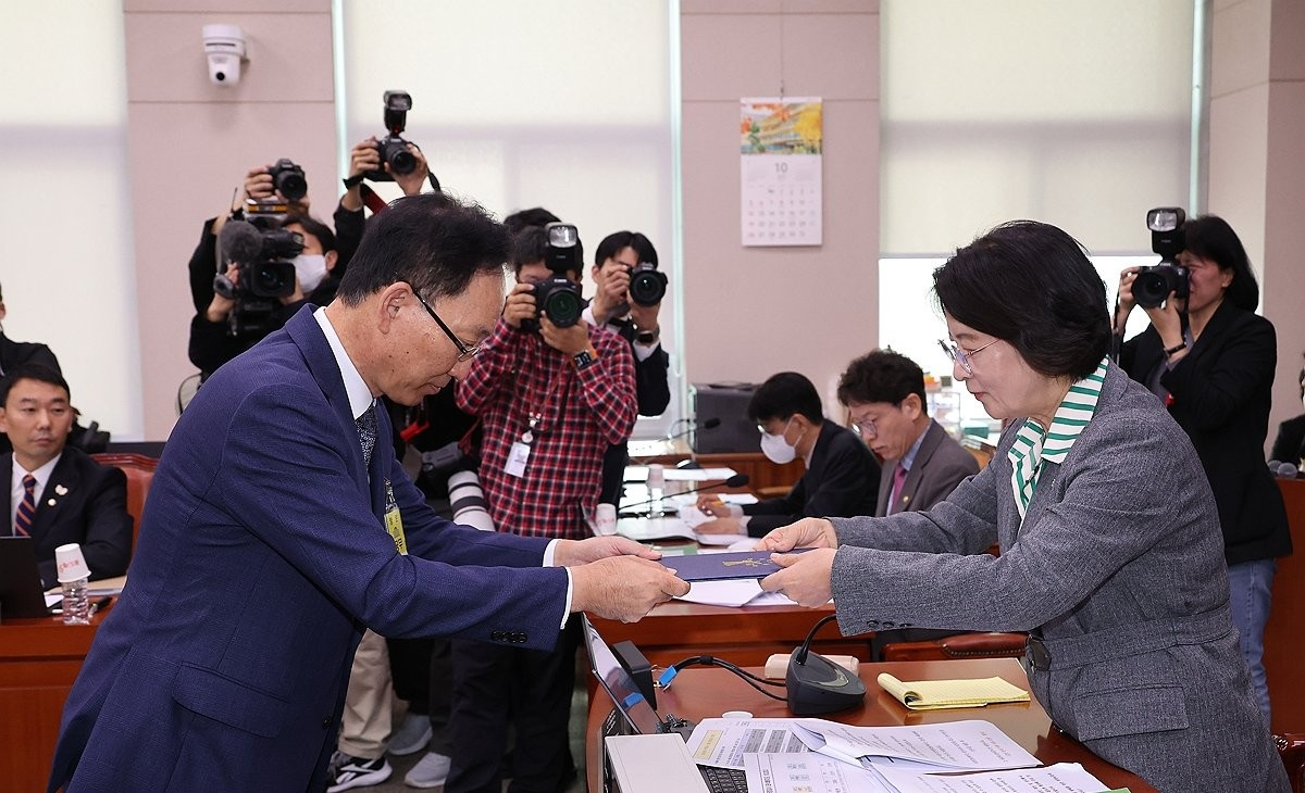 선서문 제출하는 김대웅 서울고등법원장(사진=연합뉴스)