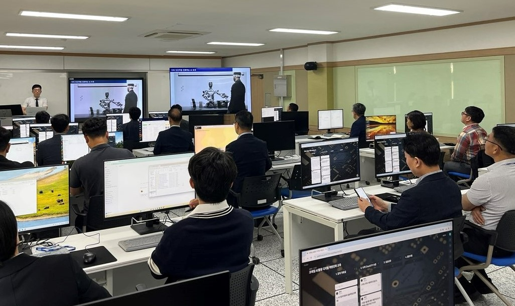 AI 전문교수가 코레일 인재개발원 디지털교육장에서 ‘업무혁신을 위한 생성형 AI 활용’ 교육을 시행하고 있다.(사진=코레일)