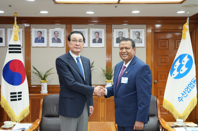 노동진 수협중앙회장(사진 왼쪽부터)이 로제리오 아라우주 멘돈사 동티모르 직업훈련고용청 국무장관과 수산인력 협력 방안을 논의한 뒤 기념촬영하고 있다.(사진=수협중앙회)