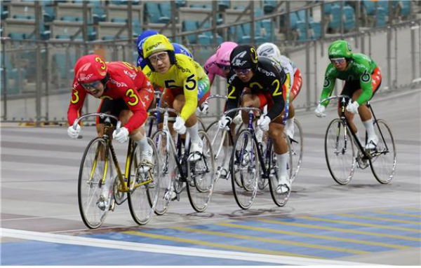 광명스피돔에서 열린 경륜 경주에 출전한 선수들이 결승선을 향해 힘차게 페달을 밟고 있다.(사진=국민체육진흥공단)