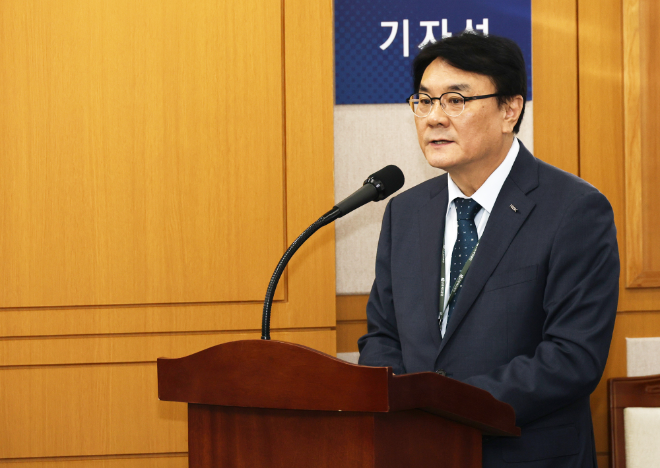 21일 국회 기후에너지환경노동위원회의 근로복지공단 등에 대한 국정감사에서 이우영 한국산업인력공단 이사장이 발언하고 있다. 사진=연합뉴스