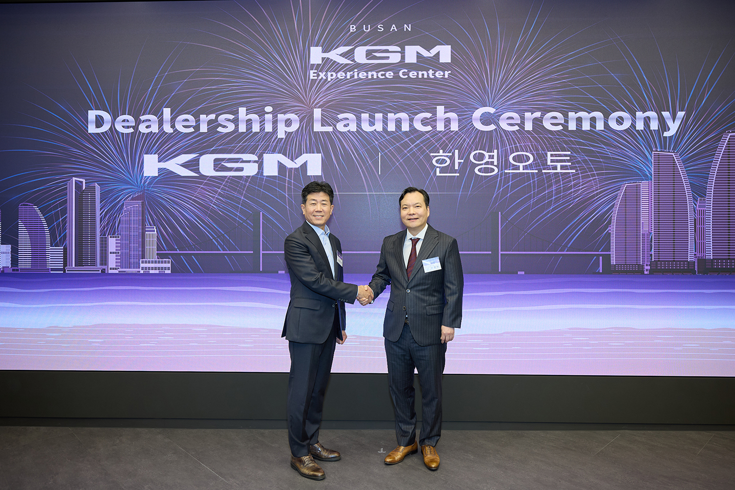지난 23일 KGM 익스피리언스 센터 부산에서 열린 ‘딜러십 론칭 세리머니’에서 황기영 KGM 대표이사(왼쪽)와 김종헌 한영 오토 대표이사(오른쪽)가 기념 사진을 촬영하고 있다.(사진=KGM)