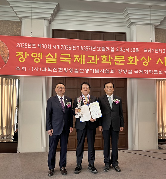 (사진가운데) 박준희 회장.(사진제공=아이넷방송)