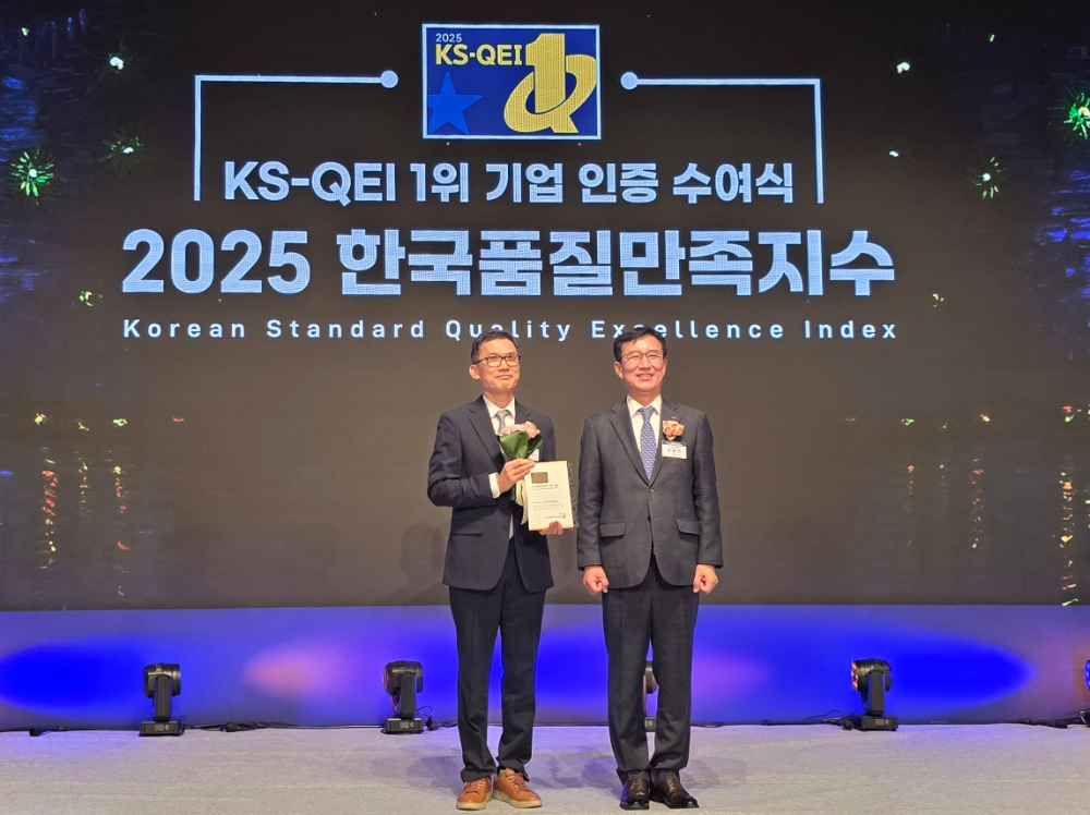 (왼쪽부터) 한국타이어앤테크놀로지 민경신 제조품질보증담당, 한국표준협회 문동민 회장.(사진=한국타이어)