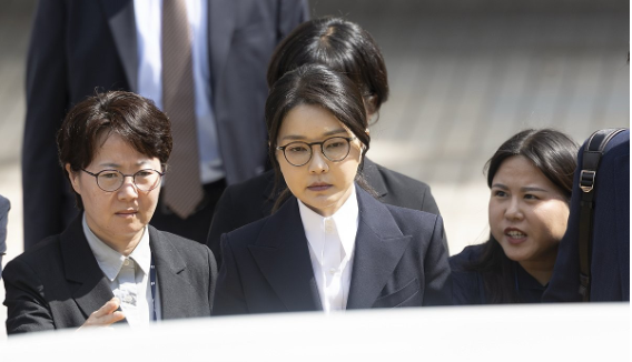 서울중앙지법 나서는 김건희 여사(사진=연합뉴스)
