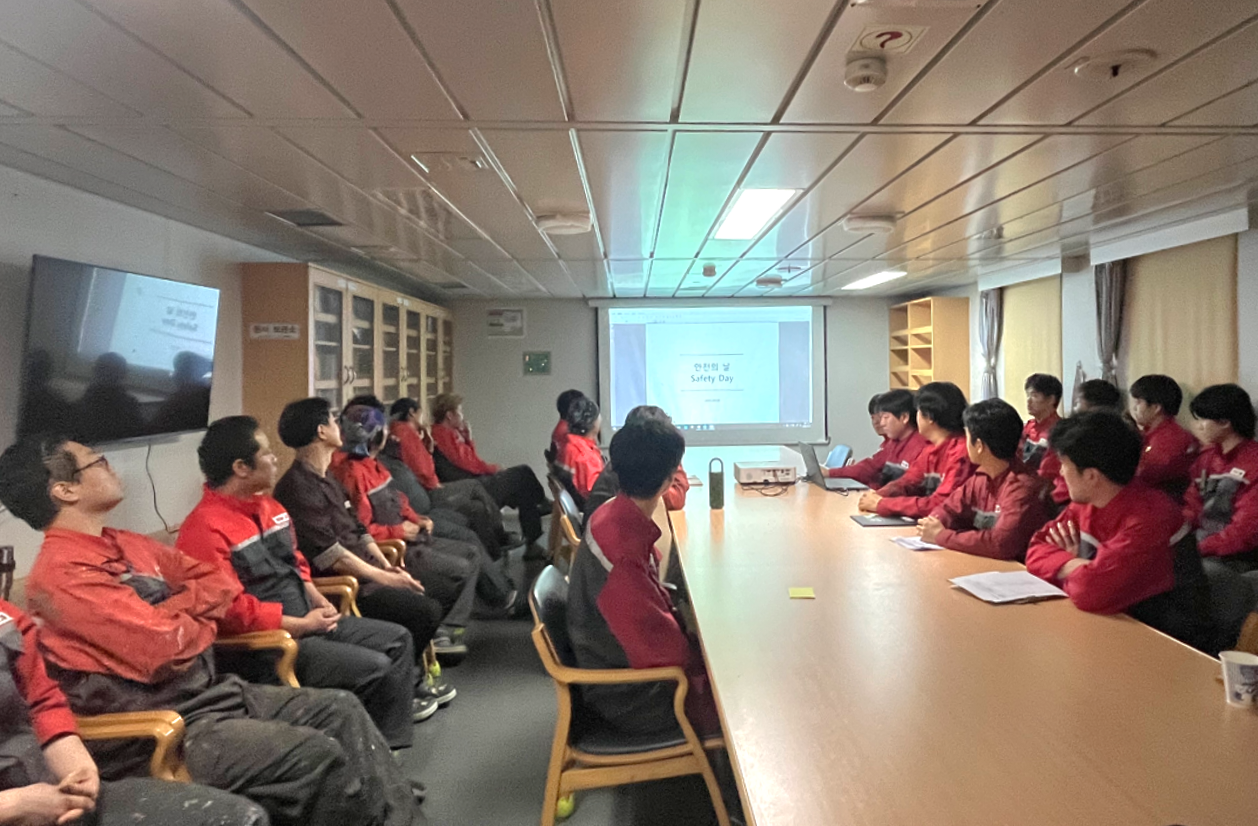 대한해운이 운영하는 전용 벌크선 K.MUGUNGHWA(케이 무궁화)호의 승조원들이 지난 27일 선내 회의실에서 진행된 ‘안전의 날’ 프로그램에 참여해 한랭기온 작업 안전을 주제로 한 교육을 받고 있다.(사진=SM그룹)