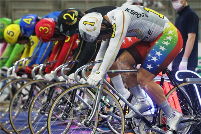 광명스피돔에서 특선급 선수들이 출발 자세를 취하며 출발신호를 기다리고 있다.(사진=국민체육진흥공단)