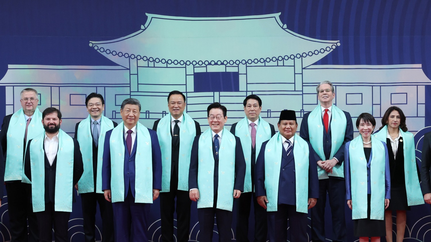 이재명 대통령이 1일 경주화백컨벤션센터(HICO)에서 열린 2025 아시아태평양경제협력체(APEC)에 참석한 각국 정상들과 기념촬영을 하고 있다.앞줄 왼쪽부터 가브리엘 보리치 칠레 대통령, 시진핑 중국 국가주석, 이 대통령, 프라보워 수비안토 인도네시아 대통령, 다카이치 사나에 일본 총리.뒷줄 왼쪽부터 알렉세이 오베르추크 러시아 국제부총리, 로런스 웡 싱가포르 총리, 아누틴 찬위라꾼 태국 총리, 르엉 끄엉 베트남 국가주석, 스콧 베선트 미국 재무장관, 테레사 메라 페루 통상관광부 장관. 사진=연합뉴스