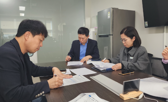 유영일 경기도의원(국민의힘, 안양5))이 31일(금) 경기도 도시개발국으로부터 노후계획도시 선도지구 추진현황 및 후속사업 지원방안을 보고받고, 정비사업이 원활히 진행될 수 있도록 세심하게 점검했다. / 경기도의회