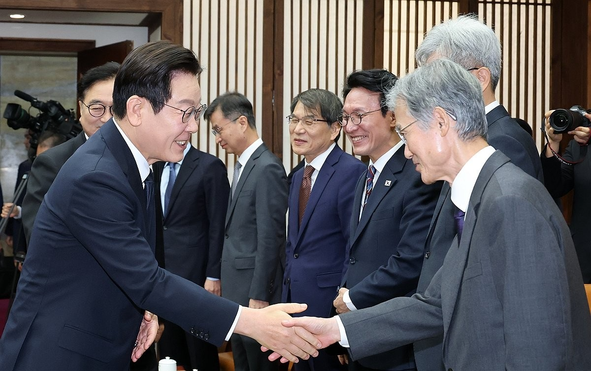 악수하는 이재명 대통령과 조희대 대법원장(사진=연합뉴스)