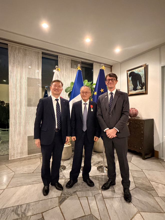 (왼쪽부터) 기념사진을 촬영하는 항우연 이상철 원장, 이상률 전 원장, 주한프랑스대사 필립 베르투. 사진=항우연