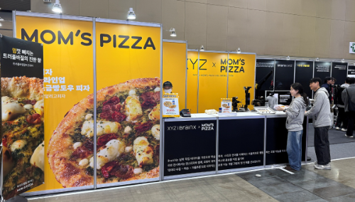 맘스터치, ‘로보월드 2025’서 미래형 QSR 매장 쇼룸 공개