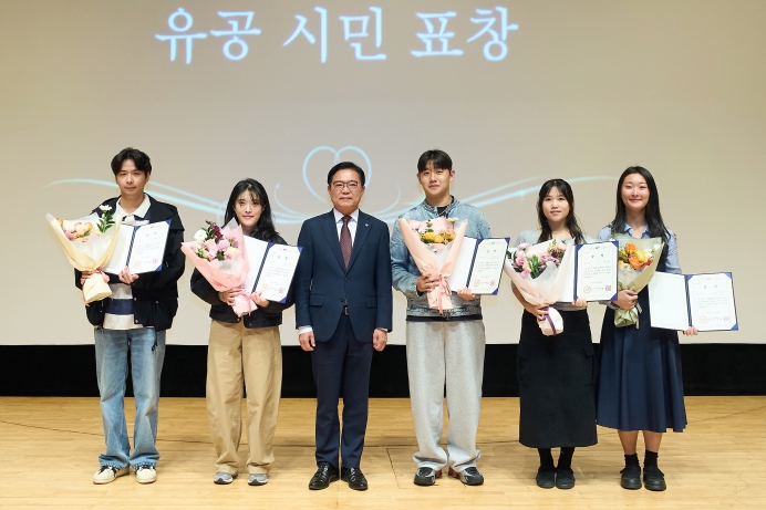 천안시는 10일 봉서홀에서 열린 11월 월례모임에서 ‘2025 천안시 데이터 분석 아이디어 경진대회’의 수상자들이 10일 상장을 수여 받고 있다.