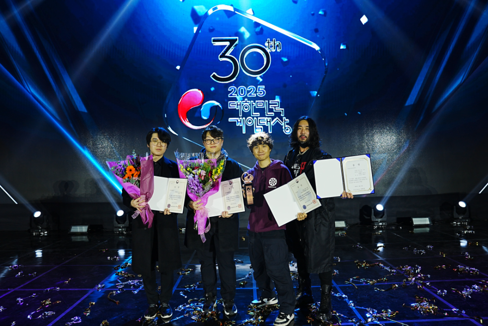 네오위즈 산하 라운드8 스튜디오의 최지원 디렉터(좌)와 차병준 아트실장(우)이 2025 대한민국게임대상에서 수상 기념 포즈를 취하고 있다. 사진=네오위즈