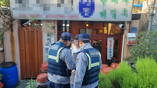 기동순찰대가 유사범죄 대비 홍보활동을 벌이고 있다.(제공=부산경찰청)