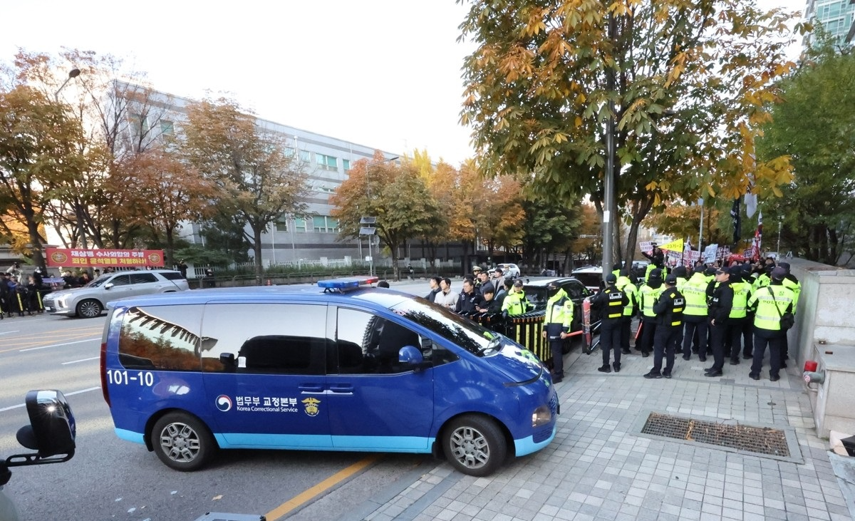 해병특검 들어서는 호송차(사진=연합뉴스)